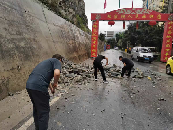 聞汛而動(dòng) 主動(dòng)作為 --隴運(yùn)集團(tuán)公司迅速行動(dòng)全力做好防汛搶險(xiǎn)和運(yùn)輸保障工作